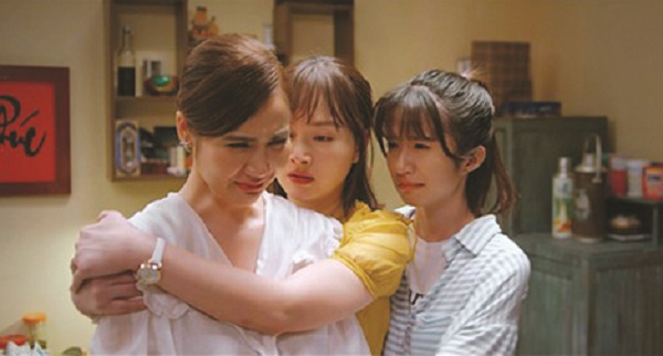 Ba cô con gái bà Nga trong một cảnh của phim “Thương ngày nắng về” Ba cô con gái bà Nga trong một cảnh của phim “Thương ngày nắng về”