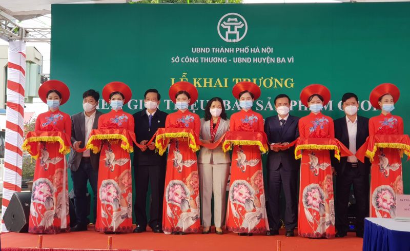 Lãnh đạo Sở Công Thương Hà Nội và lãnh đạo Huyện ủy, UBND huyện Ba Vì cắt băng khai trương Điểm giới thiệu - bán sản phẩm OCOP trên địa bàn huyện Ba Vì