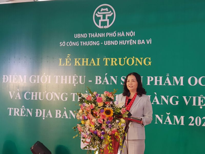 Bà Trần Thị Phương Lan, Quyền Giám đốc Sở Công Thương Hà Nội phát biểu tại lễ khai trương Điểm giới thiệu - bán sản phẩm OCOP và chương trình Tuần hàng Việt trên địa bàn huyện Ba Vì