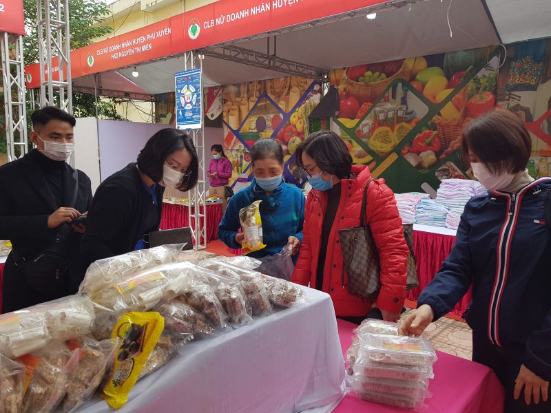 Chương trình Tuần hàng Việt tại Ba Vì đã thu hút đông đảo người tiêu dùng đến tham quan, mua sắm sản phẩm là hàng Việt