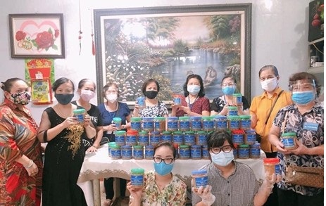 Phụ nữ quận Tây Hồ với mô hình cơm nắm muối vừng để tham gia ủng hộ lực lượng tuyến đầu chống dịch