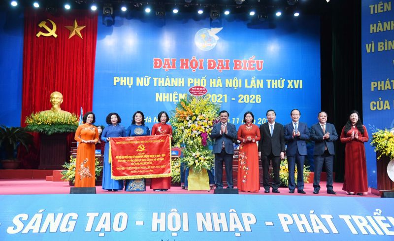Lãnh đạo TP chúc mừng Hội LHPN Hà Nội Lãnh đạo TP chúc mừng Hội LHPN Hà Nội