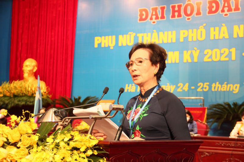 PGS.TS Bùi Thị An, Chủ tịch Hội Nữ Trí thức TP báo cáo