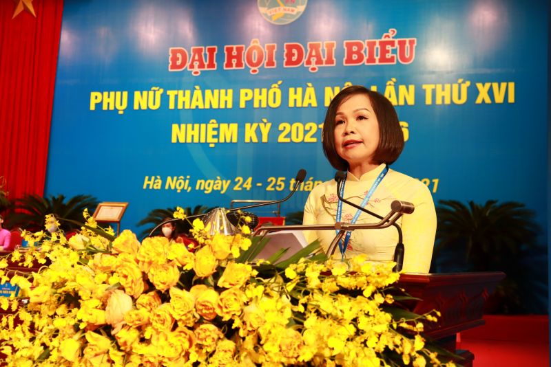 Đồng chí Lại Hà Phương, Chủ tịch Hội LHPN quận Hà Đông tham luận