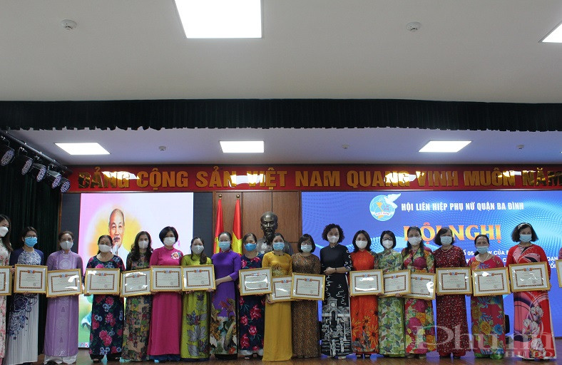 Hội LHPN quận Ba Đình khen thưởng các tập thể, cá nhân trong học và làm theo gương Bác