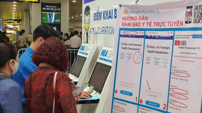 Khách đi máy bay phải khai báo y tế điện tử tại ứng dụng PC-COVID. Ảnh: Vân Sơn/Báo Tin tức.
