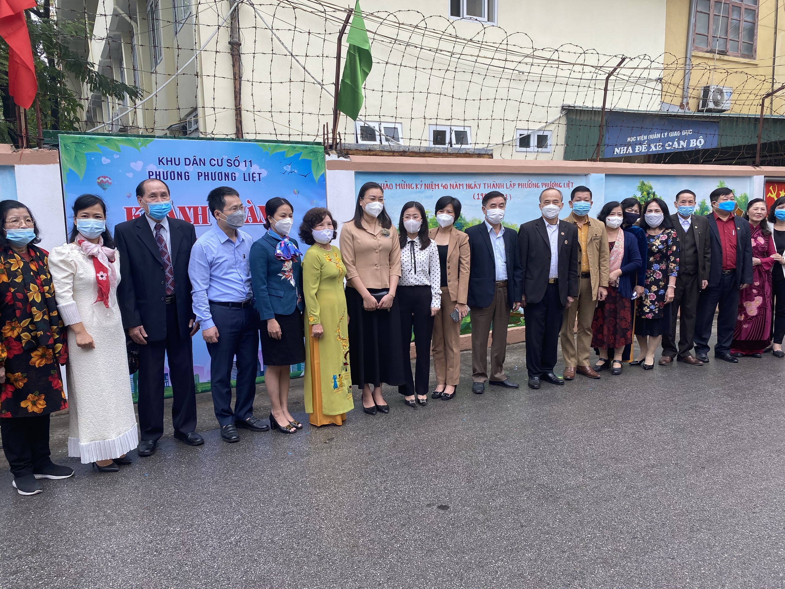 Các đồng chí lãnh đạo chụp ảnh lưu niệm tại đường hoa bích hoạ