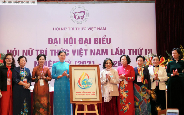 Ủy viên TƯ Đảng, Chủ tịch Hội LHPN Việt Nam Hà Thị Nga (thứ 4 từ trái sang) tặng Đại hội bức tranh gạo - biểu trưng chính thức của Đại hội đại biểu Phụ nữ toàn quốc lần thứ XIII mang chủ đề “Phụ nữ Việt Nam khát vọng vươn xa”. Ảnh: Hải Hòa Ủy viên TƯ Đảng, Chủ tịch Hội LHPN Việt Nam Hà Thị Nga (thứ 4 từ trái sang) tặng Đại hội bức tranh gạo - biểu trưng chính thức của Đại hội đại biểu Phụ nữ toàn quốc lần thứ XIII mang chủ đề “Phụ nữ Việt Nam khát vọng vươn xa”. Ảnh: Hải Hòa