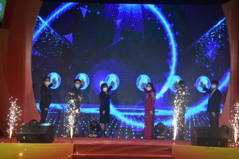 Các đại biểu nhấn nút khởi động chuỗi