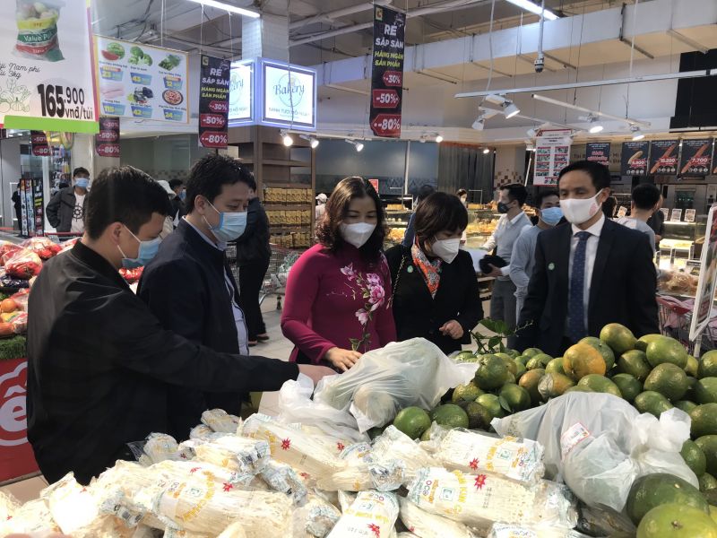 Các đại biểu tham quan các gian hàng tại Big C