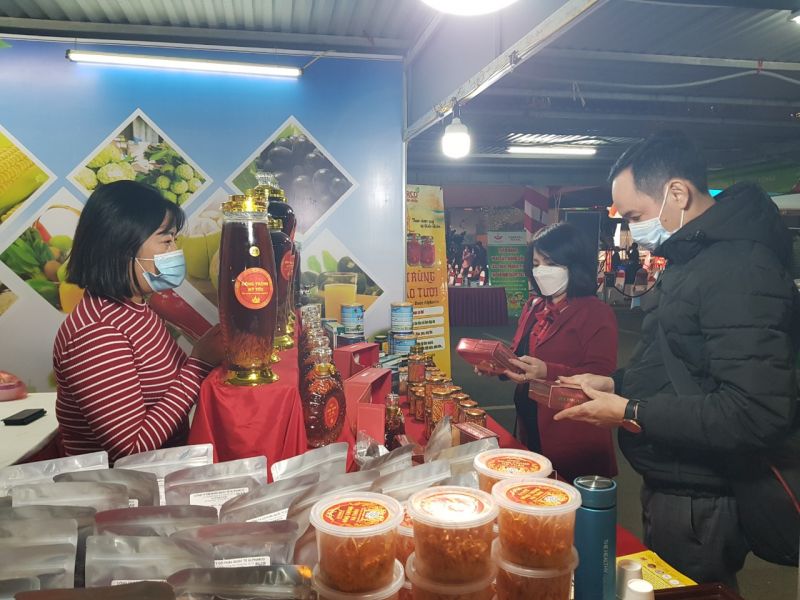 Người tiêu dùng tham quan, mua sắm tại các gian hàng