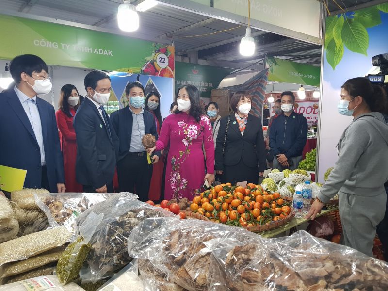 Các đại biểu tham quan các gian hàng