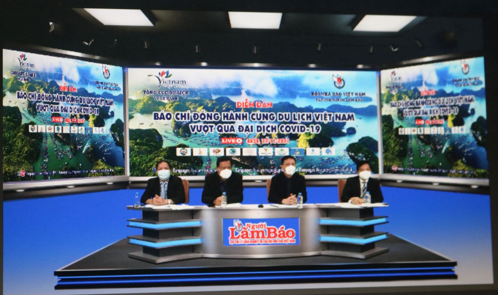 Các đại biểu chủ trì diễn đàn