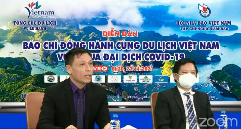 PGS.TS. Nguyễn Thành Lợi (trái) phát biểu tại diễn đàn