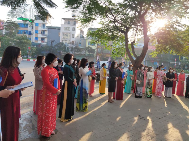 Ngay sau chương trình các đồng chí lãnh đạo và cán bộ cơ quan Hội Phụ nữ quận sẽ về các phường để động viên và kiểm tra thực hiện ra quân tổng vệ sinh môi trường và các hoạt động chào mừng thành công Đại hội đại biểu phụ nữ thành phố Hà Nội lần thứ XVI