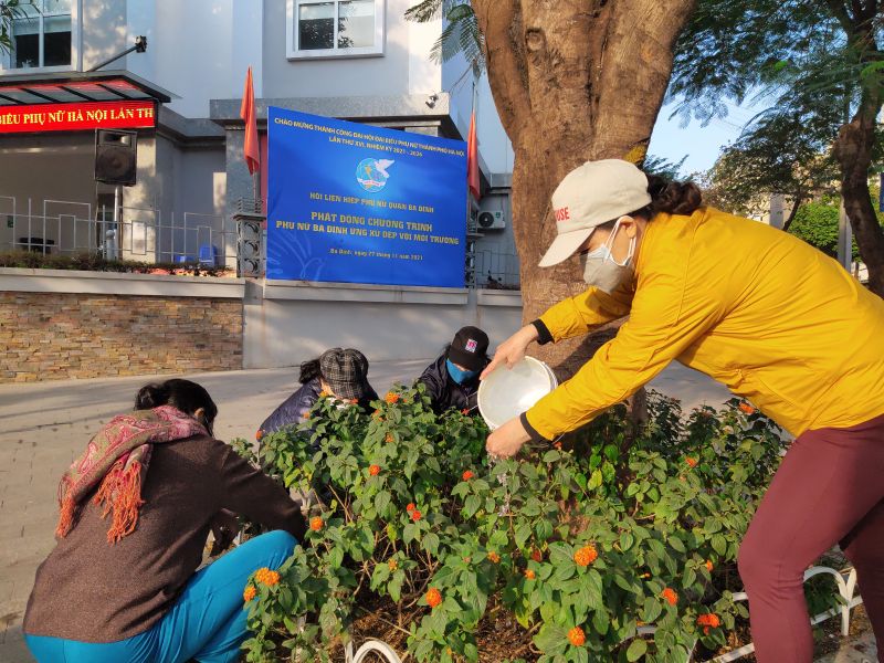 Phụ nữ quận Ba Đình tiếp tục duy trì đoạn đường phụ nữ tự quản xanh, sạch, đẹp và mô hình tuyến phố không rác...