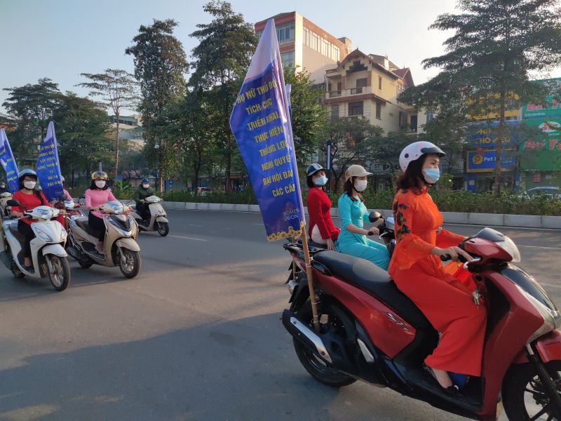 Sau phát động chương trình, phụ nữ tổ chức ra quân tuyên truyền trên một số tuyến phố của địa bàn quận