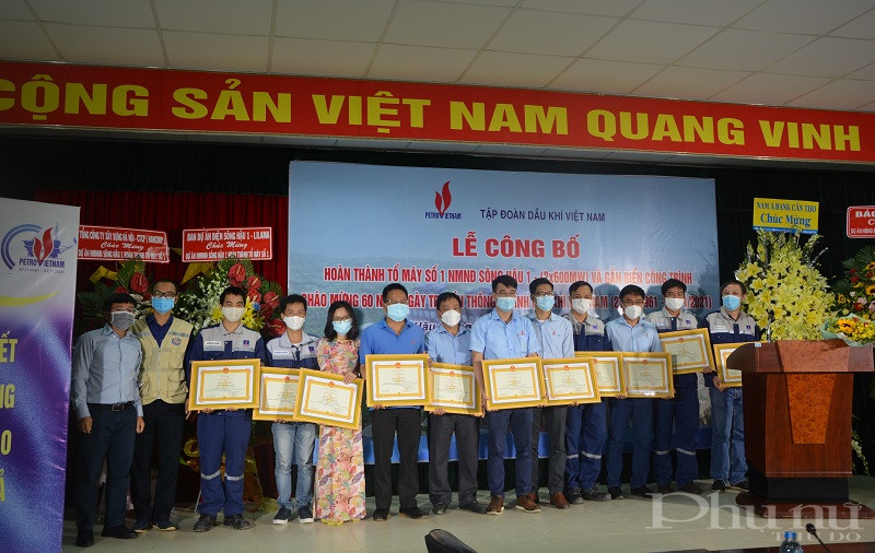 4 tập thể và 37 cá nhân có thành tích xuất sắc trong đợt thi đua. 4 tập thể và 37 cá nhân có thành tích xuất sắc trong đợt thi đua.