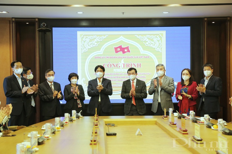 Lãnh đạo Tập đoàn thực hiện nghi thức gắn biển công trình. Lãnh đạo Tập đoàn thực hiện nghi thức gắn biển công trình.