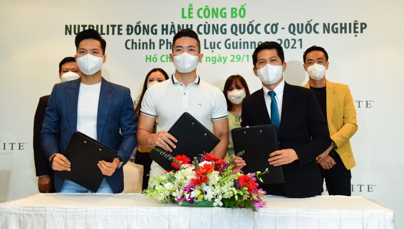 Đôi anh em nghệ sĩ Quốc Cơ (phải) và Quốc Nghiệp sẽ lên đường sang Tây Ban Nha vào tháng 12 để phá kỉ lục Guiness chồng đầu leo thang