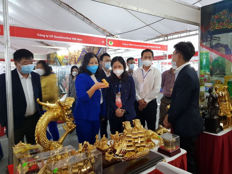 Nhiều sản phẩm thủ công mỹ nghệ được trưng bày, giới thiệu và bán tại hội chợ