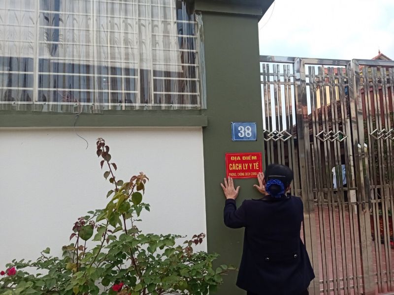 Chị em cán bộ Hội huyện Đan Phượng còn tham gia công tác giám sát thực hiện việc cách ly  tại các gia đình