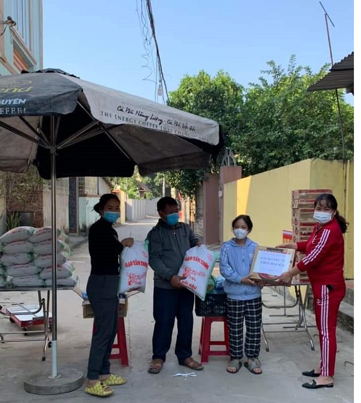 Chị em phụ nữ tại huyện Mê Linh tặng quà các gia đình bị cách ly