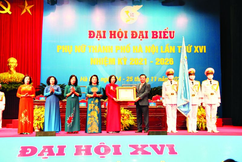 Thừa uỷ quyền lãnh đạo Đảng, Nhà nước, đồng chí Đinh Tiến Dũng, Uỷ viên Bộ chính trị, Bí thư Thành uỷ Hà Nội trao Huân chương Lao động hạng Nhất (lần thứ 2) cho Hội LHPN TP Hà Nội