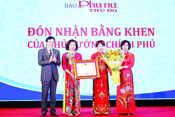 Phó Chủ tịch Thường trực Hội Nhà báo Việt Nam Hồ Quang Lợi và Trưởng ban Tuyên giáo Thành Ủy Bùi Huyền Mai trao Bằng khen của Thủ tướng Chính phủ cho báo Phụ nữ Thủ đô Phó Chủ tịch Thường trực Hội Nhà báo Việt Nam Hồ Quang Lợi và Trưởng ban Tuyên giáo Thành Ủy Bùi Huyền Mai trao Bằng khen của Thủ tướng Chính phủ cho báo Phụ nữ Thủ đô
