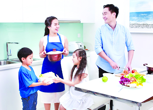 Sự đồng hành của nam giới và phụ nữ đi đến sự bình đẳng bắt đầu từ sự chia sẻ trong gia đình.