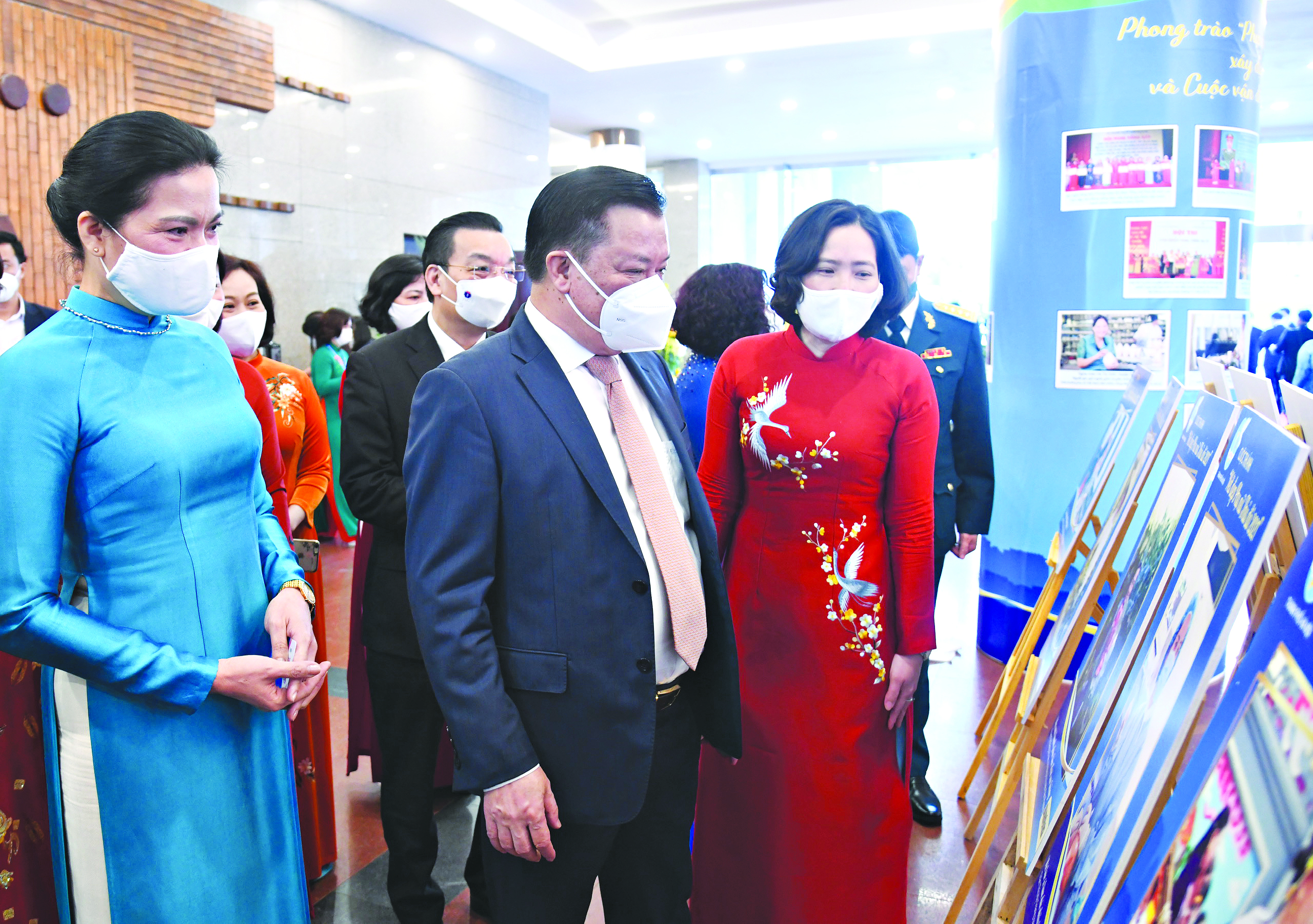 Các đại biểu lãnh đạo Trung ương Hội LHPN Việt Nam và TP Hà Nội thăm quan triển lãm ảnh “Nét đẹp phụ nữ Thủ đô”