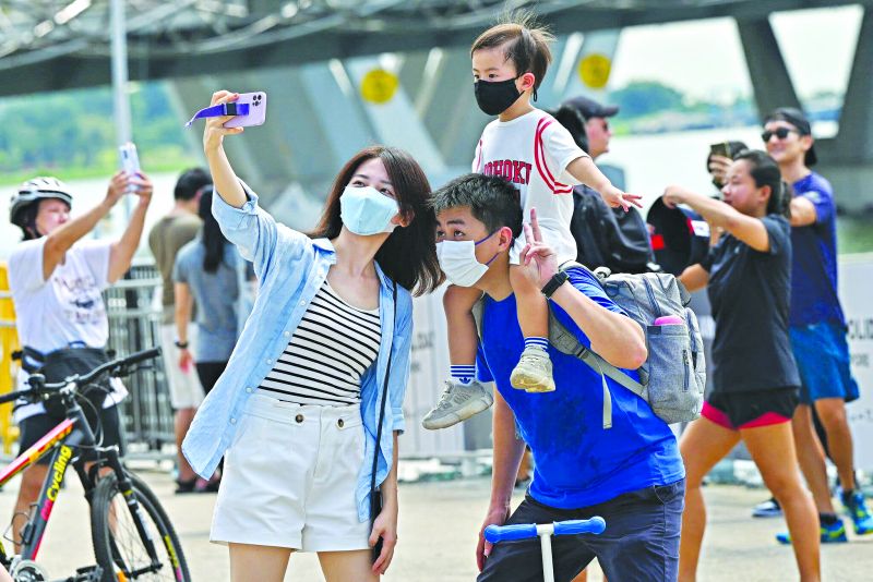 Du kh&aacute;ch h&agrave;o hứng khi Vịnh Marina ở Singapore mở cửa trở lại.