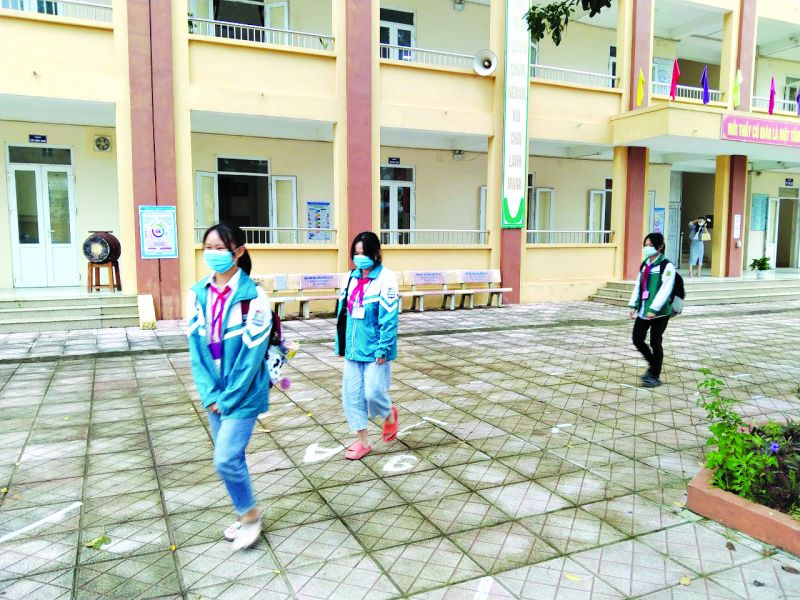 Học sinh lớp 9 tại Ba Vì thực hiện giãn cách khi học trở lại