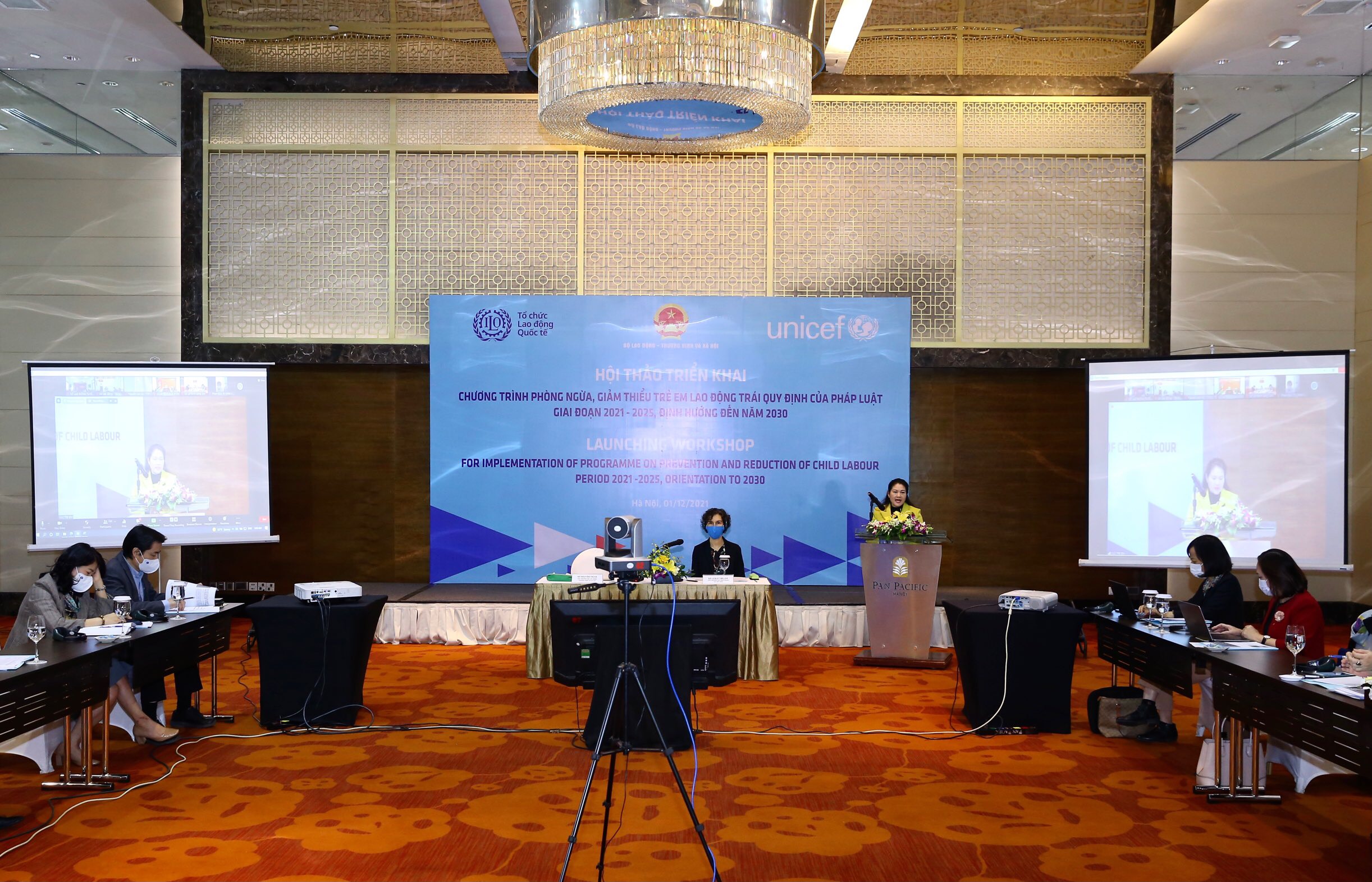 C&aacute;c đại biểu tham dự hội thảo trực tiếp v&agrave; trực tuyến, đảm bảo c&ocirc;ng t&aacute;c ph&ograve;ng, chống dịch Covid-19