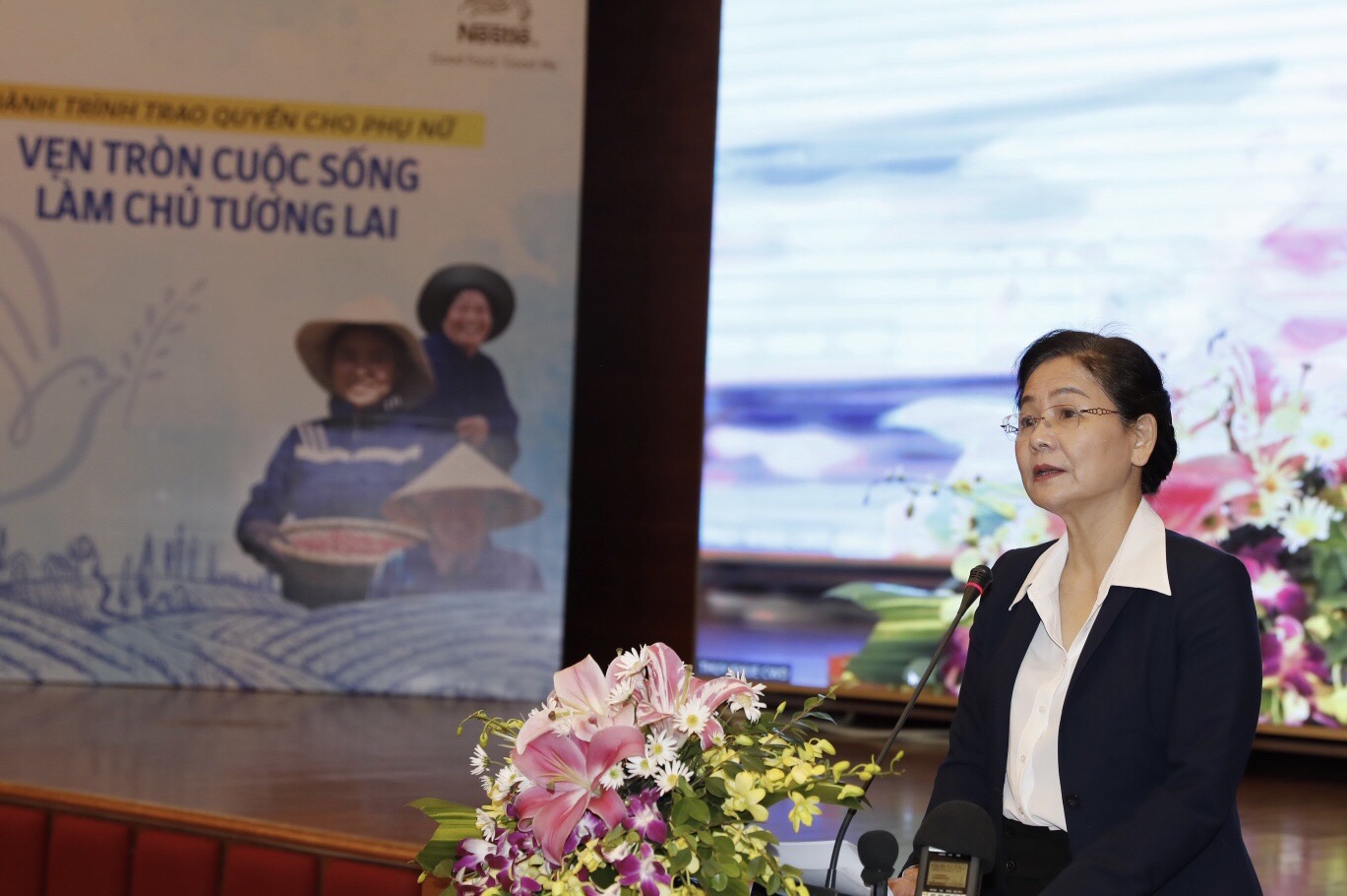 B&agrave; Trần Thị Hương, Ph&oacute; Chủ tịch Hội LHPN Việt Nam ph&aacute;t biểu tại buổi lễ