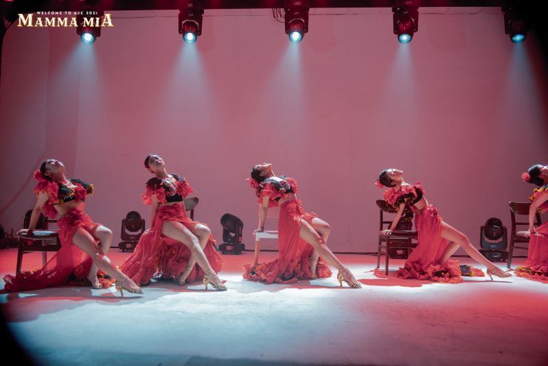 Những điệu múa sôi động, đậm chất Carnival trong đêm hội.