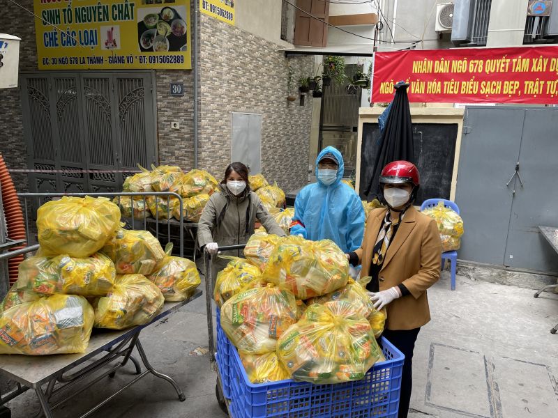 Cán bộ, hội viên Hội LHPN phường Giảng Võ, quận Ba Đình hỗ trợ lương thực, thực phẩm cho các hộ dân trong khu vực cách ly