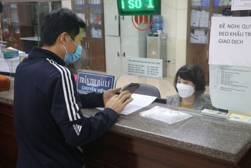 Người lao động đến l&agrave;m thủ tục nhận Bảo hiểm thất nghiệp tại Bảo hiểm X&atilde; hội tỉnh Nghệ An. Ảnh: B&iacute;ch Huệ/TTXVN