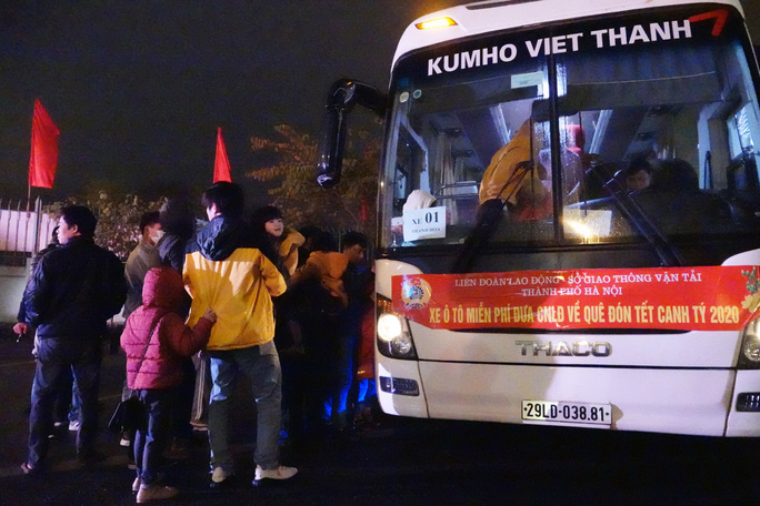 Tổ chức xe miễn phí đưa công nhân có hoàn cảnh khó khăn về quê ăn Tết là một trong những hoạt động chăm lo người lao động của các cấp Công đoàn Thủ đô Tổ chức xe miễn phí đưa công nhân có hoàn cảnh khó khăn về quê ăn Tết là một trong những hoạt động chăm lo người lao động của các cấp Công đoàn Thủ đô