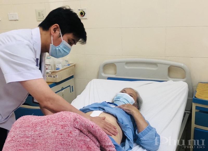 Bác sĩ Nam thăm khám cho bệnh nhân T.