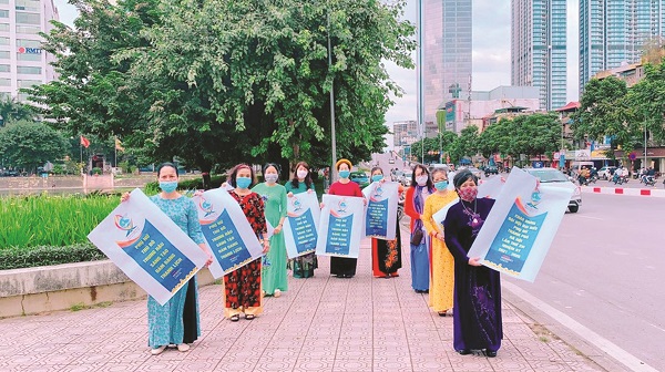 C&aacute;n bộ hội vi&ecirc;n phụ nữ quận Ba Đ&igrave;nh ra qu&acirc;n tuy&ecirc;n truyền về ng&agrave;y hội lớn của  Phụ nữ Thủ đ&ocirc;