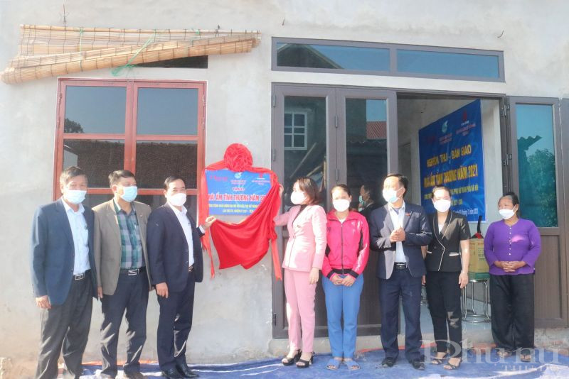 Các đại biểu và gia đình chị Nguyễn Thị Tình trong buổi bàn giao Mái ấm tình thương do Báo Phụ nữ Thủ đô phối hợp cùng Tập đoàn Dầu khí Việt Nam hỗ trợ kinh phí để xây nhà tạo điều kiện để phụ nữ có hoàn cảnh khó khăn về nhà ở ổn định cuộc sống