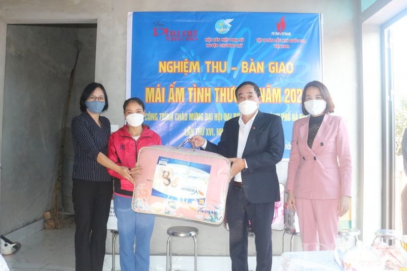 Trong ngày nhận ngôi nhà mới, các gia đình vô cùng xúc động và gửi lời cảm ơn tới Báo Phụ nữ Thủ đô, Tấp đoàn Dầu khí Việt Nam và cán bộ hội viên phụ nữ từ chi hội tới Huyện Hội cùng các đoàn thể đã luôn quan tâm hỗ trợ những hoàn cảnh khó khăn. Có nhà mới các bà, các chị sẽ tiếp tục phấn đấu để ổn định cuộc sống.