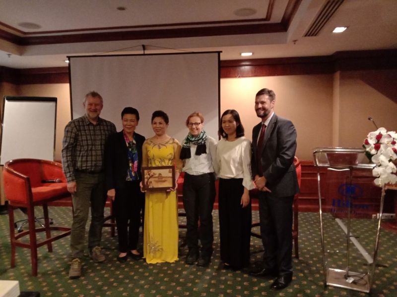 Khách  quốc tế hào hứng với những bức tranh gạo đẹp Khách  quốc tế hào hứng với những bức tranh gạo đẹp