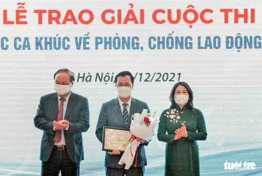 Tác giả Trần Văn Hùng (giữa) nhận giải Nhất
