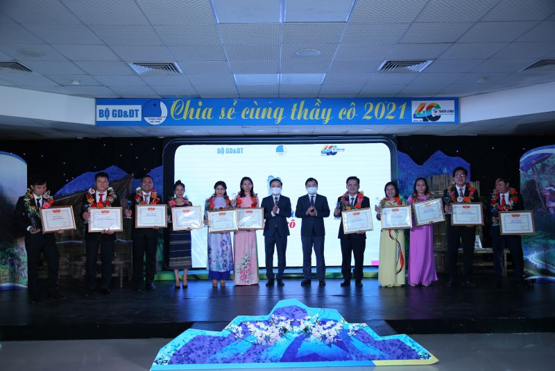 Chương tr&igrave;nh &ldquo;Chia sẻ c&ugrave;ng thầy c&ocirc;&rdquo; năm 2021 đ&atilde;  tuy&ecirc;n dương 50 gương gi&aacute;o vi&ecirc;n ti&ecirc;u biểu xuất sắc nhất.