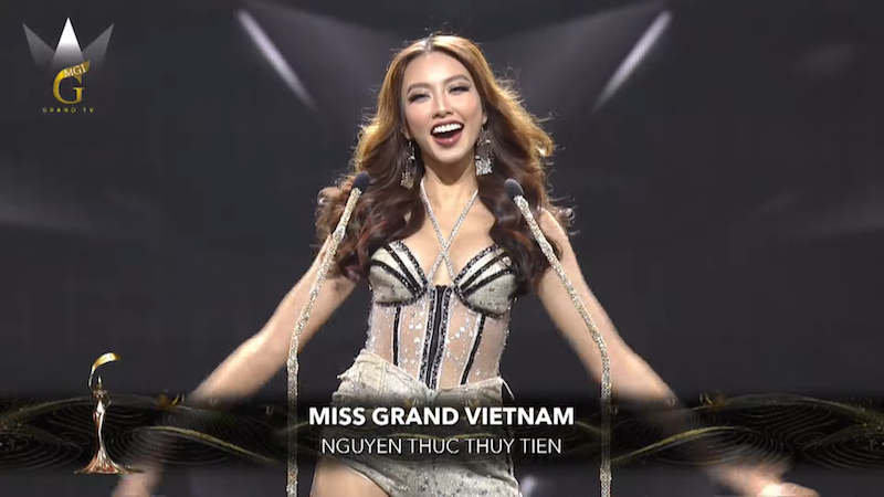 Mỗi khoảnh khắc trên sân khấu của Thuỳ Tiên đều tự tin, toả sáng. Cô có lợi thế về ngoại ngữ, khả năng giao tiếp tiếng Anh như tiếng mẹ đẻ Mỗi khoảnh khắc trên sân khấu của Thuỳ Tiên đều tự tin, toả sáng. Cô có lợi thế về ngoại ngữ, khả năng giao tiếp tiếng Anh như tiếng mẹ đẻ