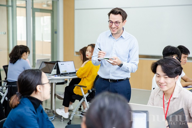 VinUni ch&agrave;o đ&oacute;n học sinh giỏi từ mọi quốc gia tr&ecirc;n thế giới đến với v&ograve;ng tuyển sinh đặc biệt năm học 2021-2022.