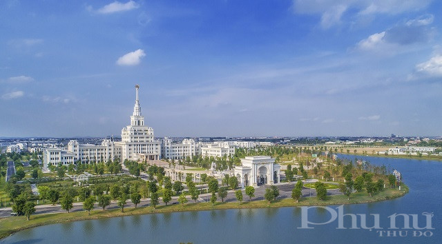 VinUni nằm trong đại đ&ocirc; thị Vinhomes Ocean Park (Gia L&acirc;m, H&agrave; Nội) với tổng d.iện t&iacute;ch 23 ha, hệ thống cơ sở vật chất được x&acirc;y dựng theo c&aacute;c ti&ecirc;u chuẩn QS 5 sao