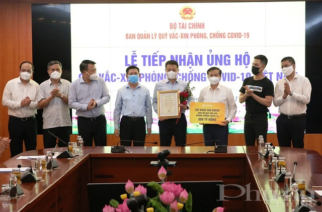 Sun Group trao tặng 320 tỷ đồng cho Quỹ vắc-xin phòng chống Covid-19.